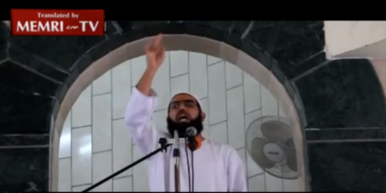 Rafah Cleric Brandishes Knife in Friday Sermon, Calls upon Palestinians to Stab